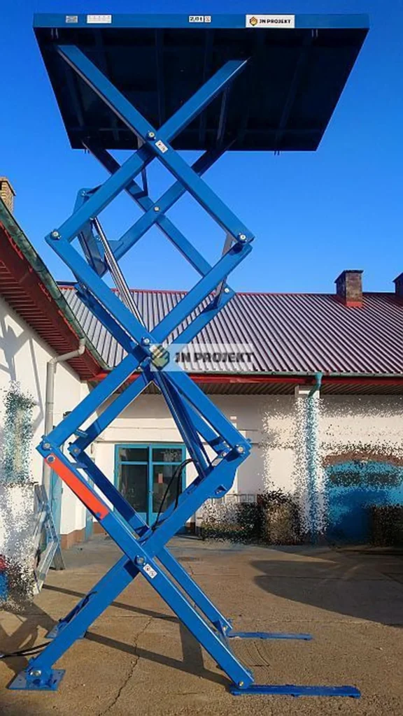 Trzynożycowy podest hydrauliczny wysokiego podnoszenia z platformą w maksymalnym położeniu