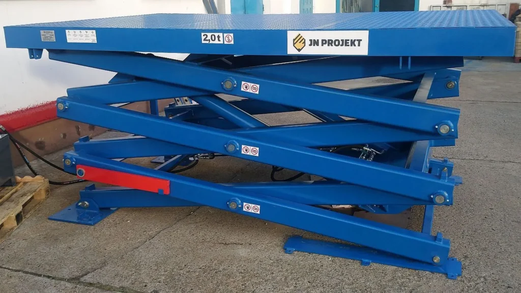 Trzynożycowy podest hydrauliczny z platformą z blachy żeberkowej w lekko uniesionej pozycji