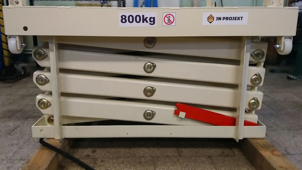 Czteronożycowy podest hydrauliczny do zabudowy w szybie dźwigu towarowego z rolkami prowadzącymi