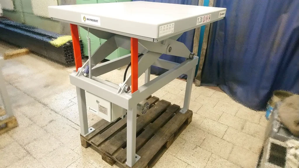 Jednonożycowy podest hydrauliczny ustawiony na podporach serwisowych podczas testów