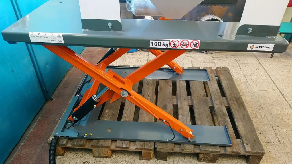 Niskoprofilowy podnośnik jednonożycowy z platformą w kształcie U podczas testów