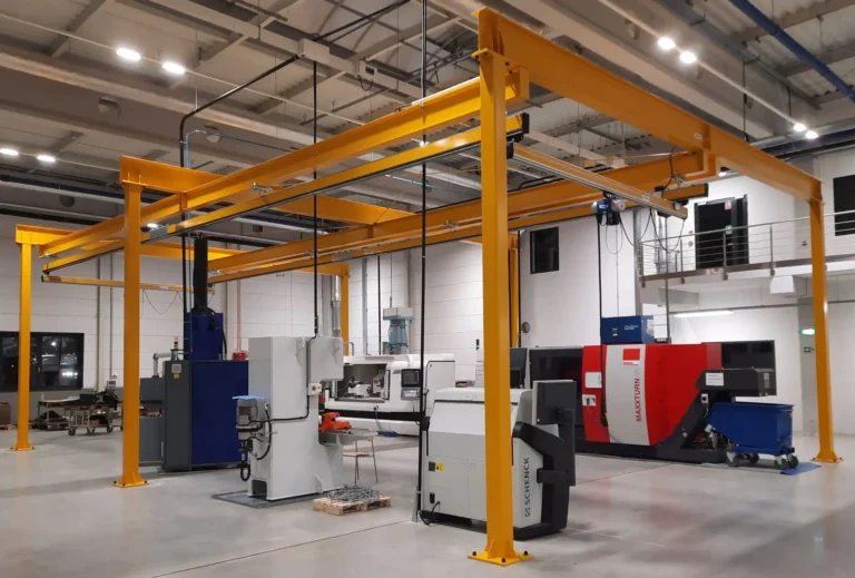 Suwnice podwieszane do obsługi centrów CNC w hali