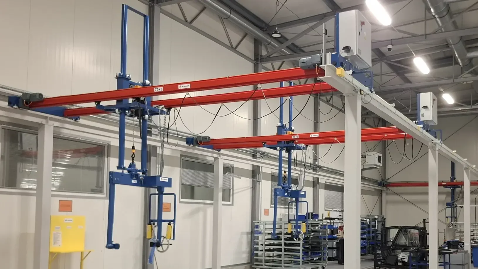 Suwnice natorowe specjalne na estakadzie ze sztywnym prowadzeniem ładunku i napędami sterowanymi falownikami