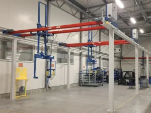 Suwnice natorowe specjalne na estakadzie ze sztywnym prowadzeniem ładunku i napędami sterowanymi falownikami