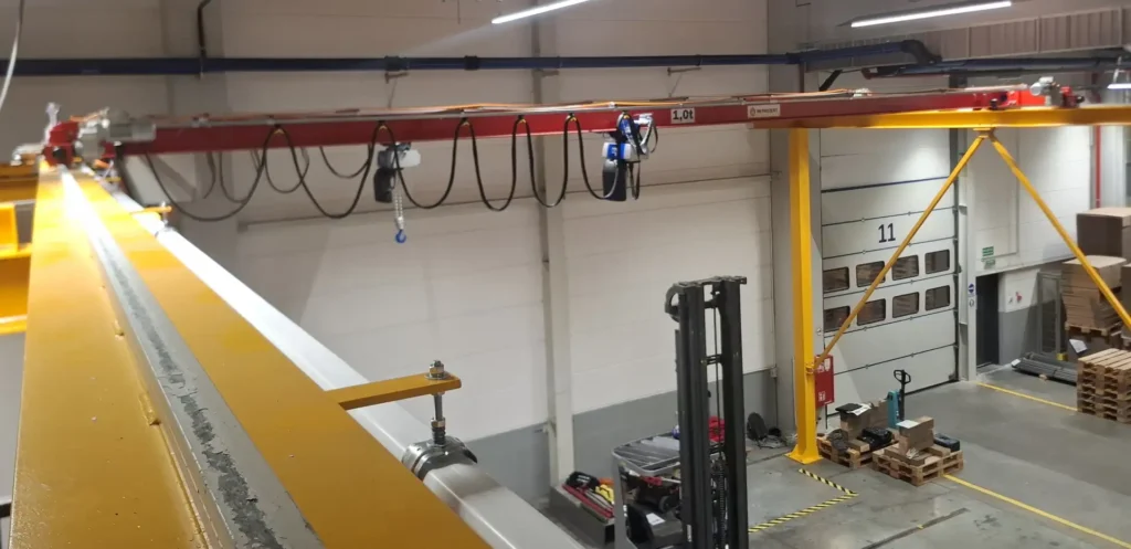 Suwnica natorowa z elektrycznym napędem jazdy na torze jezdnym