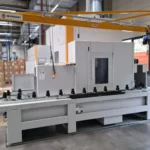 Żuraw słupowy 200 kg z wysięgnikiem 5,5 m przy obrabiarce CNC