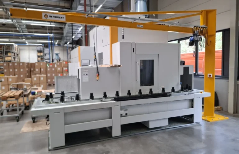 Żuraw słupowy 200 kg z wysięgnikiem 5,5 m przy obrabiarce CNC